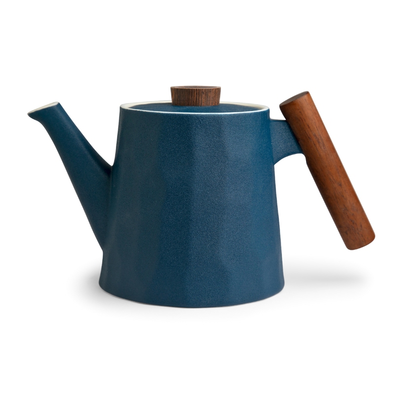 teiere artigianali in porcellana dal design particolare con linee pulite e retrò. Il manico in palissandro dona ai prodotti un aspetto più familiare.
